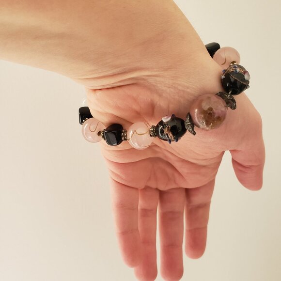 Purple, pink and black elastic beaded bracelet - Picture 2 of 5